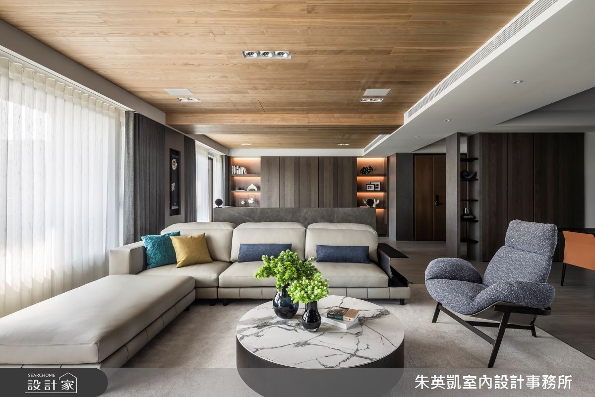 客廳延攬戶外的自然元素,將天花結合自然人文的木質調,營造溫潤、沉穩的居家氣息。 客廳延攬戶外的自然元素,將天花結合自然人文的木質調,營造溫潤、沉穩的居家氣息。