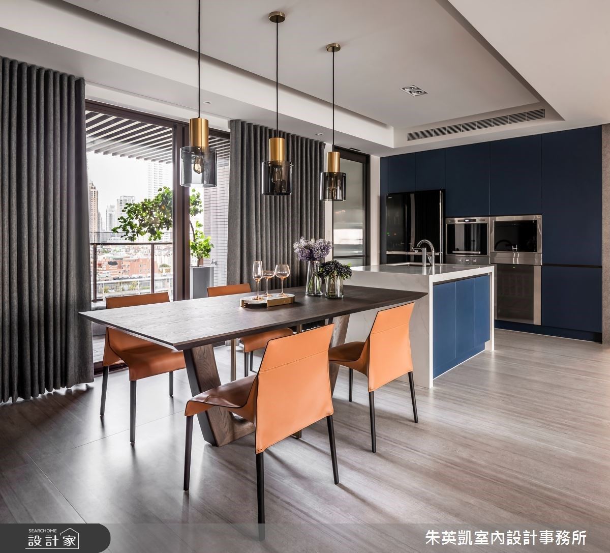 餐廳以莫蘭迪廚具,增添女主人喜愛的精緻質感;餐桌則精心配置三盞現代感吊燈,營造夜晚用餐時的溫馨氛圍。 餐廳以莫蘭迪廚具,增添女主人喜愛的精緻質感;餐桌則精心配置三盞現代感吊燈,營造夜晚用餐時的溫馨氛圍。