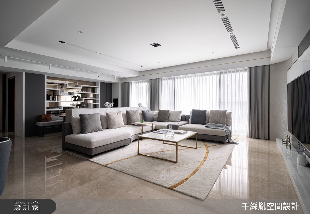 為了滿足兩大兩小的生活所需,45 坪的現代風住宅以簡