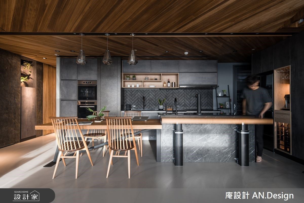 一走進開放式客餐廳,視線瞬間被眼前水草缸所吸引,太