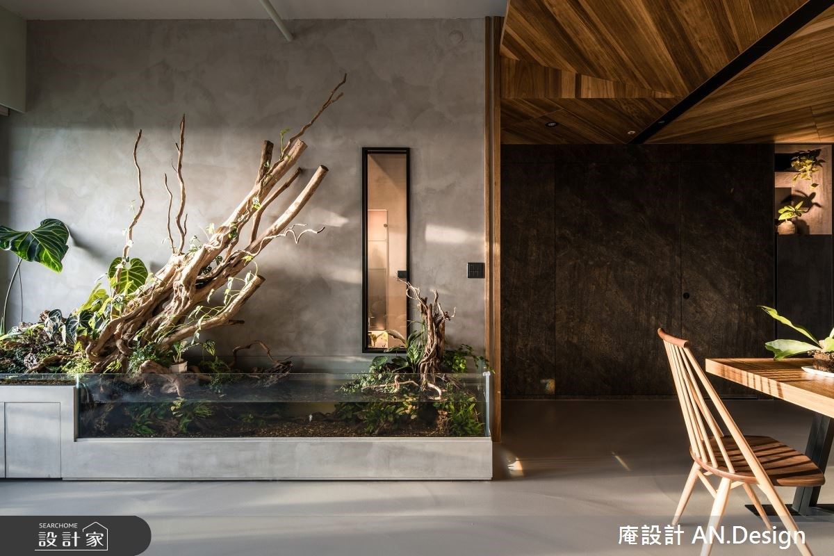 一走進開放式客餐廳,視線瞬間被眼前水草缸所吸引,太
