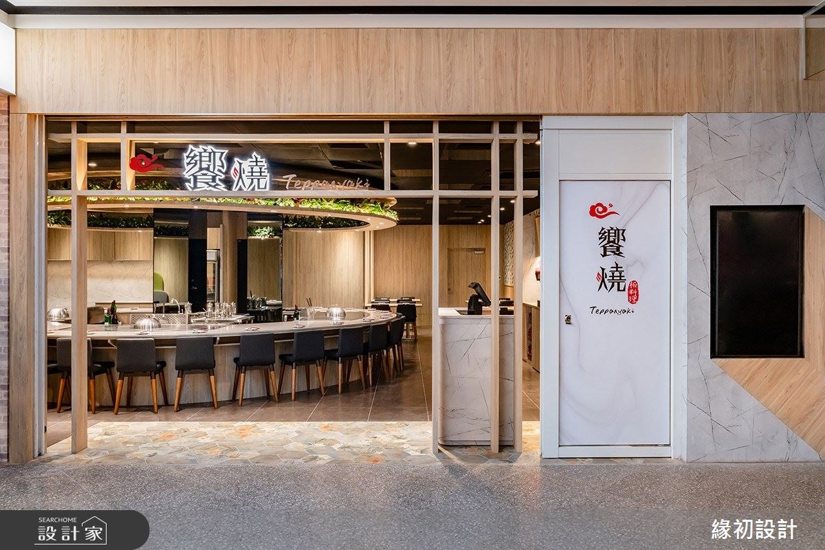 面對百貨美商場的餐廳,在設計上面除了門面要吸引人之