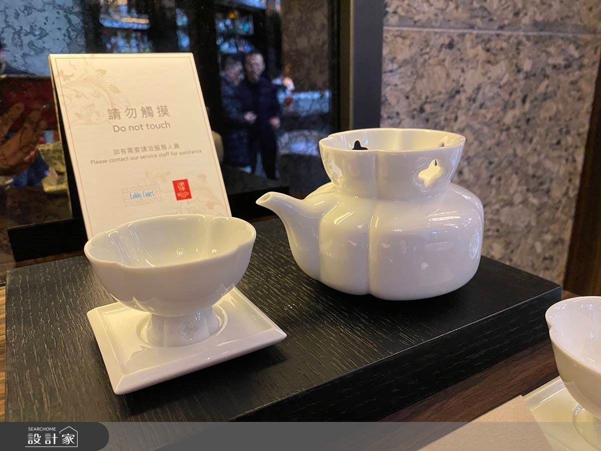 屏除茶壺把手作在一旁的作法,創意將把手作在上方,希望連倒茶或喝水都帶給人全新的體驗,增添更多生活儀式感 屏除茶壺把手作在一旁的作法,創意將把手作在上方,希望連倒茶或喝水都帶給人全新的體驗,增添更多生活儀式感