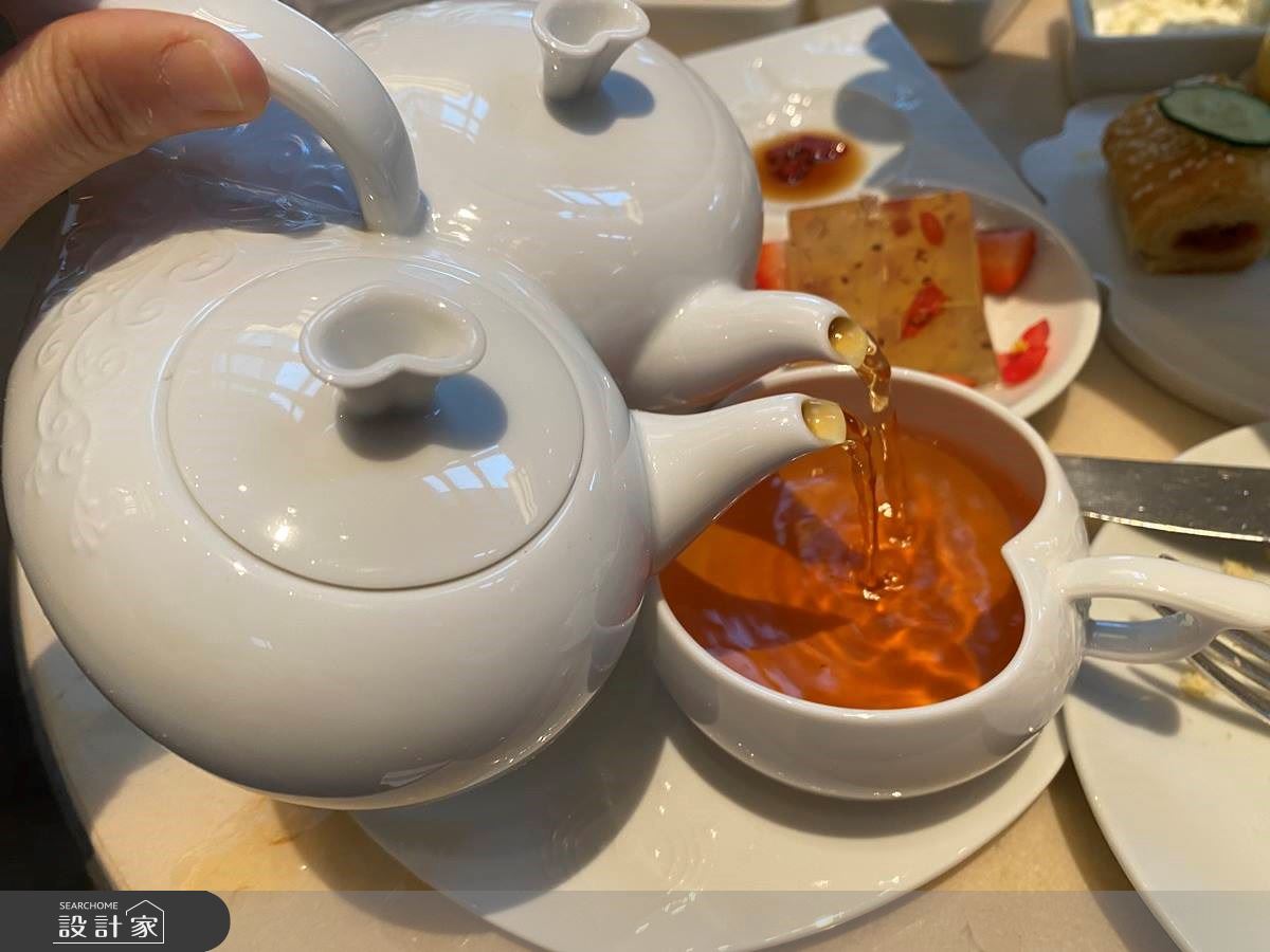 看似兩個茶壺,但內部互通,兩個出水口隨著緩緩傾倒的過程匯聚成流 看似兩個茶壺,但內部互通,兩個出水口隨著緩緩傾倒的過程匯聚成流