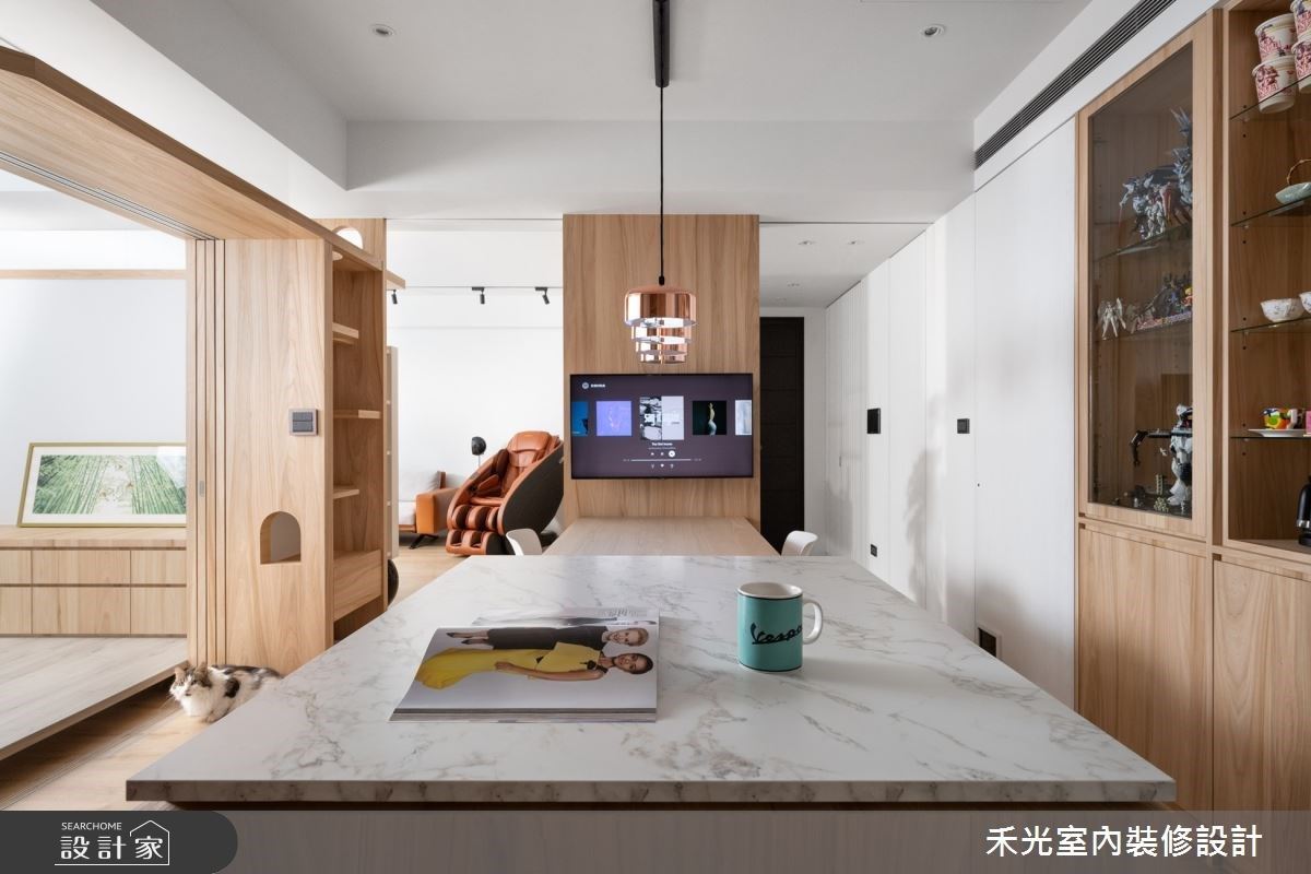 餐廳以隔屏搭配兩側隱藏拉門,巧妙化解風水問題,同時分界場域。 餐廳以隔屏搭配兩側隱藏拉門,巧妙化解風水問題,同時分界場域。