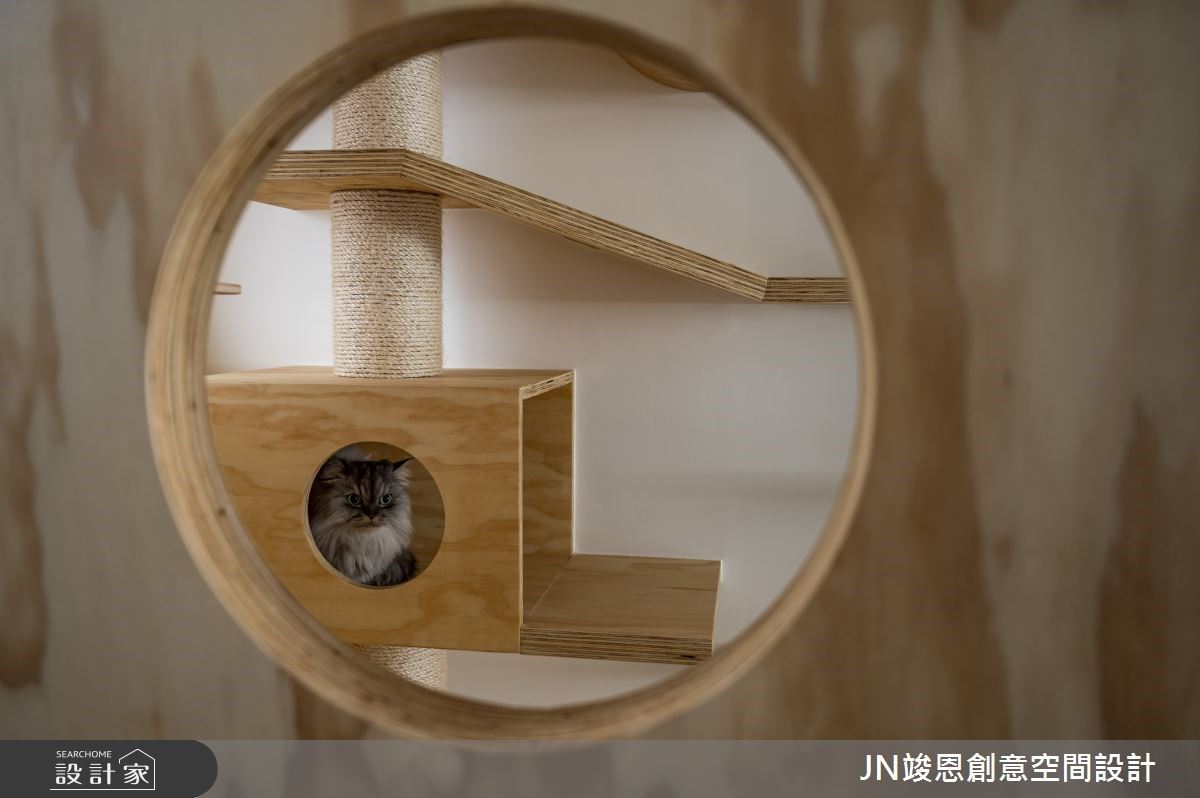 此案為23坪老屋翻新的空間設計,設計師除了重整基礎工