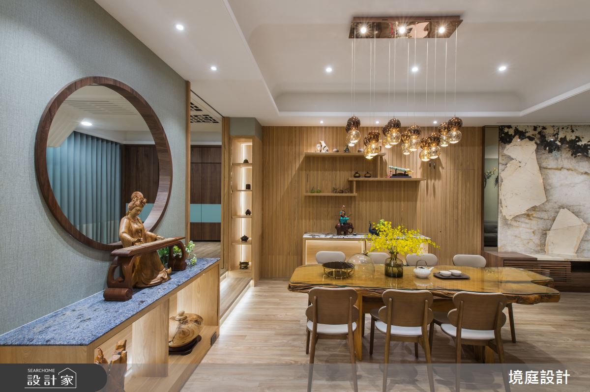 餐廳以溫潤木皮色鋪陳,並搭佐隱性展示燈,營造精品質感,牆面藉由圓弧端景牆,型塑視覺焦點。 餐廳以溫潤木皮色鋪陳,並搭佐隱性展示燈,營造精品質感,牆面藉由圓弧端景牆,型塑視覺焦點。