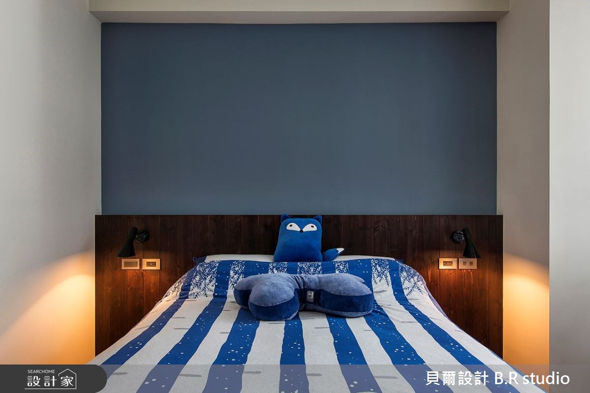 30 坪住宅空間以工業風為主軸,由風格強烈的紅磚、鐵