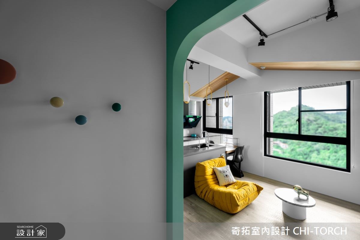 14坪混搭風格小宅,從玄關進入,穿越過綠色拱門造型的