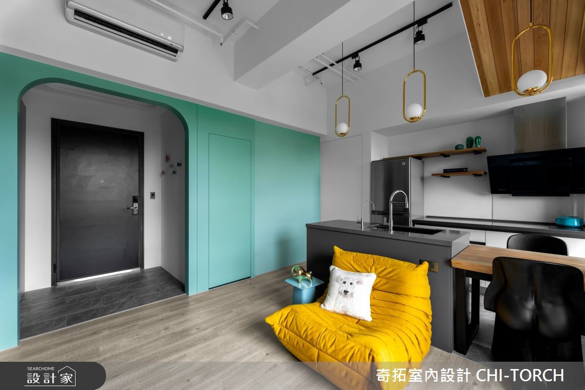 14坪混搭風格小宅,從玄關進入,穿越過綠色拱門造型的