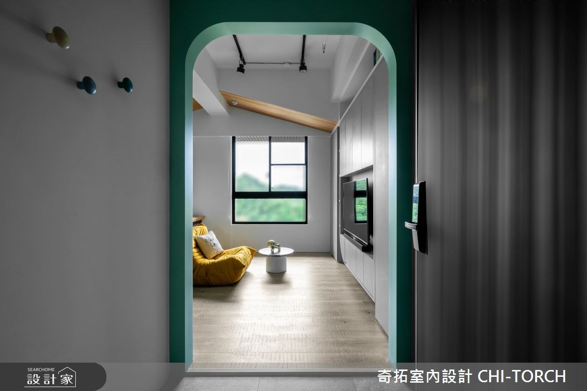 14坪混搭風格小宅,從玄關進入,穿越過綠色拱門造型的