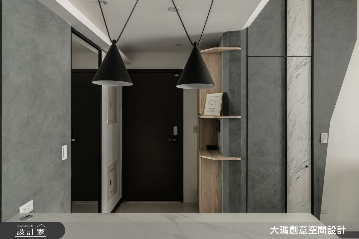 走入都市中19坪的小宅,映入眼簾是簡約俐落的冷都風格