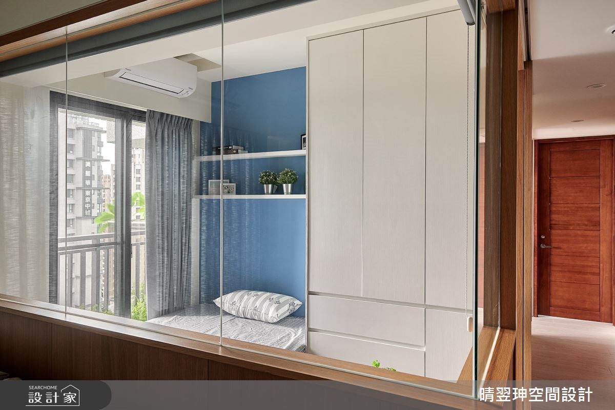 住著一家四口的24.5坪居家,以純白色系與湛藍交織,輔
