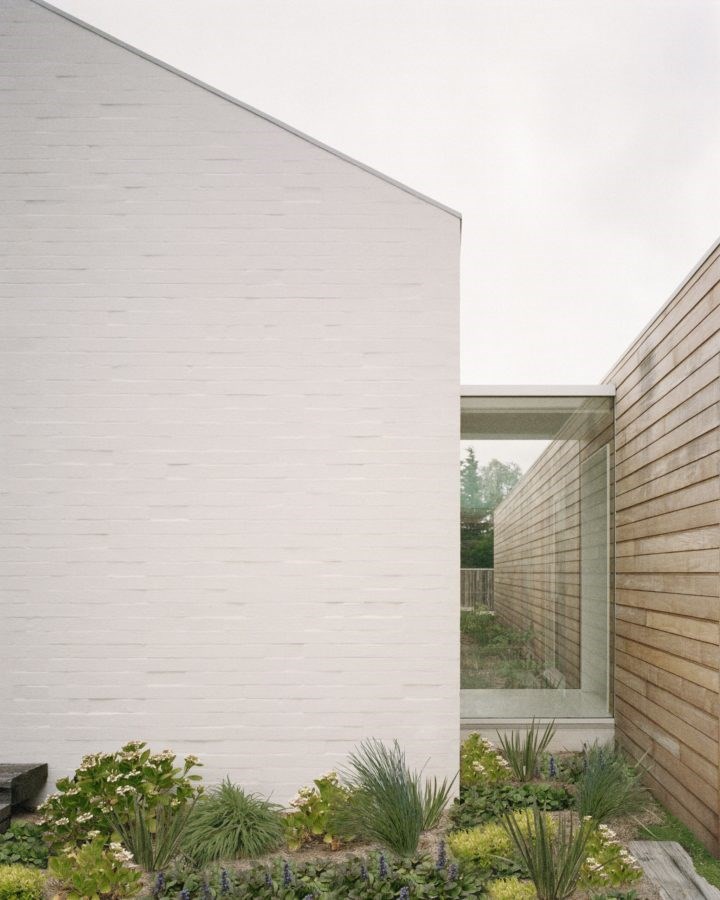 Pandolfini Architects 設計的這座乾淨簡約的蘇連多海