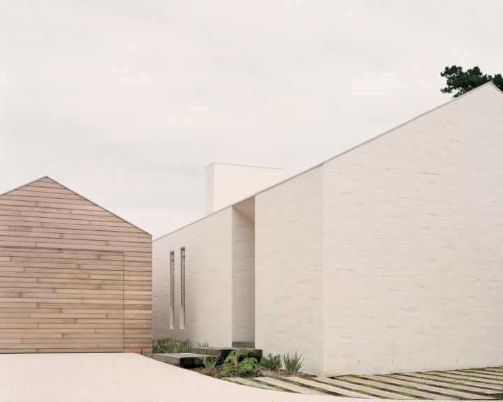 Pandolfini Architects 設計的這座乾淨簡約的蘇連多海