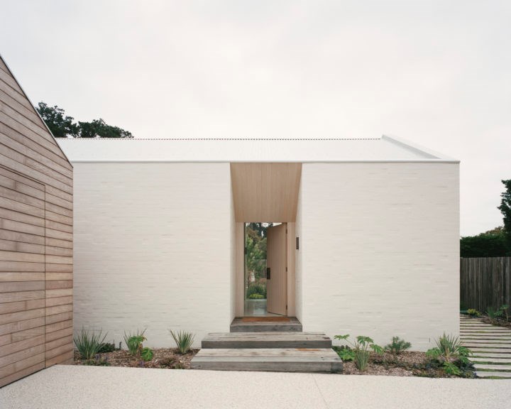 Pandolfini Architects 設計的這座乾淨簡約的蘇連多海