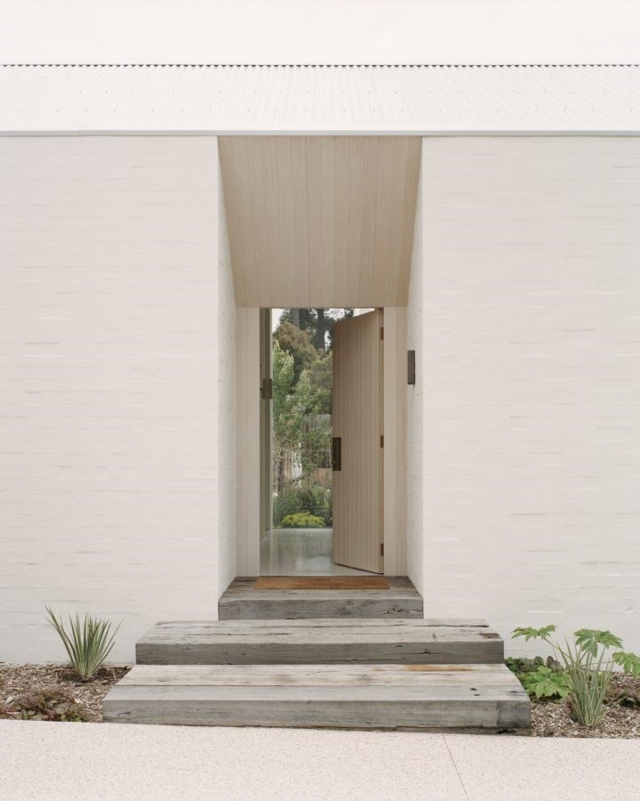 Pandolfini Architects 設計的這座乾淨簡約的蘇連多海