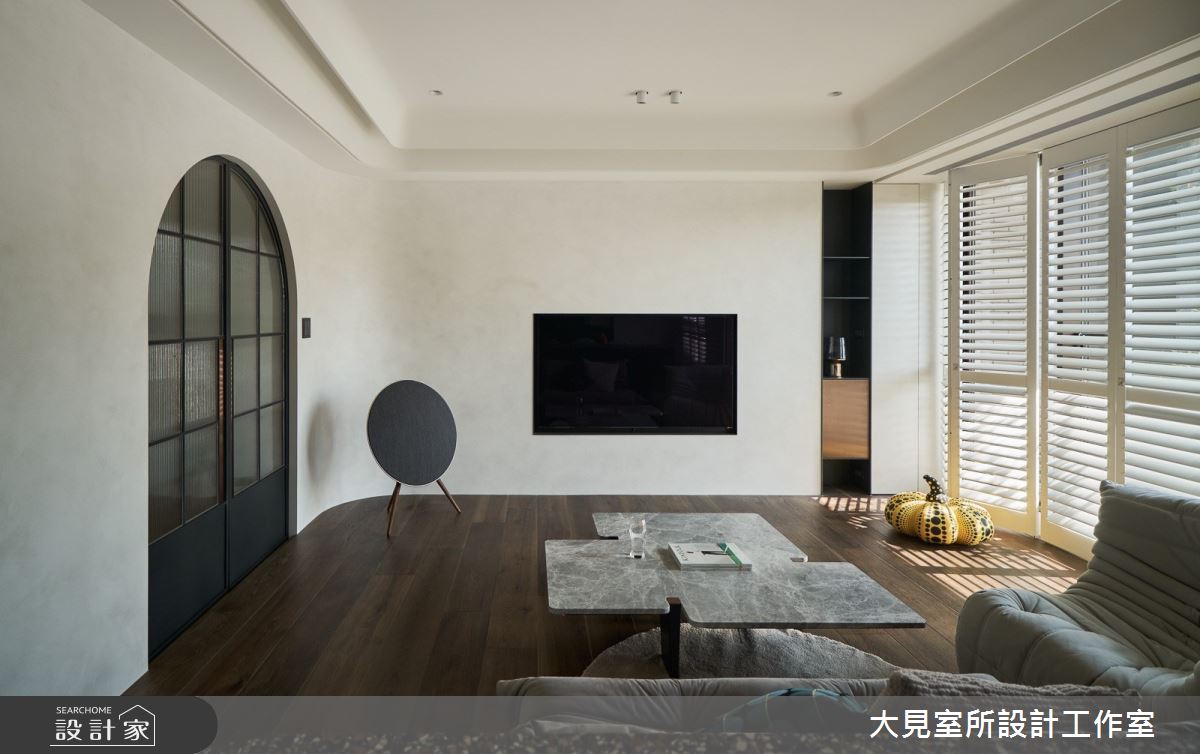 客廳電視牆採淺灰色調,以手工特殊塗料,營造細緻的光影變化,製造質樸、乾淨的效果。 客廳電視牆採淺灰色調,以手工特殊塗料,營造細緻的光影變化,製造質樸、乾淨的效果。