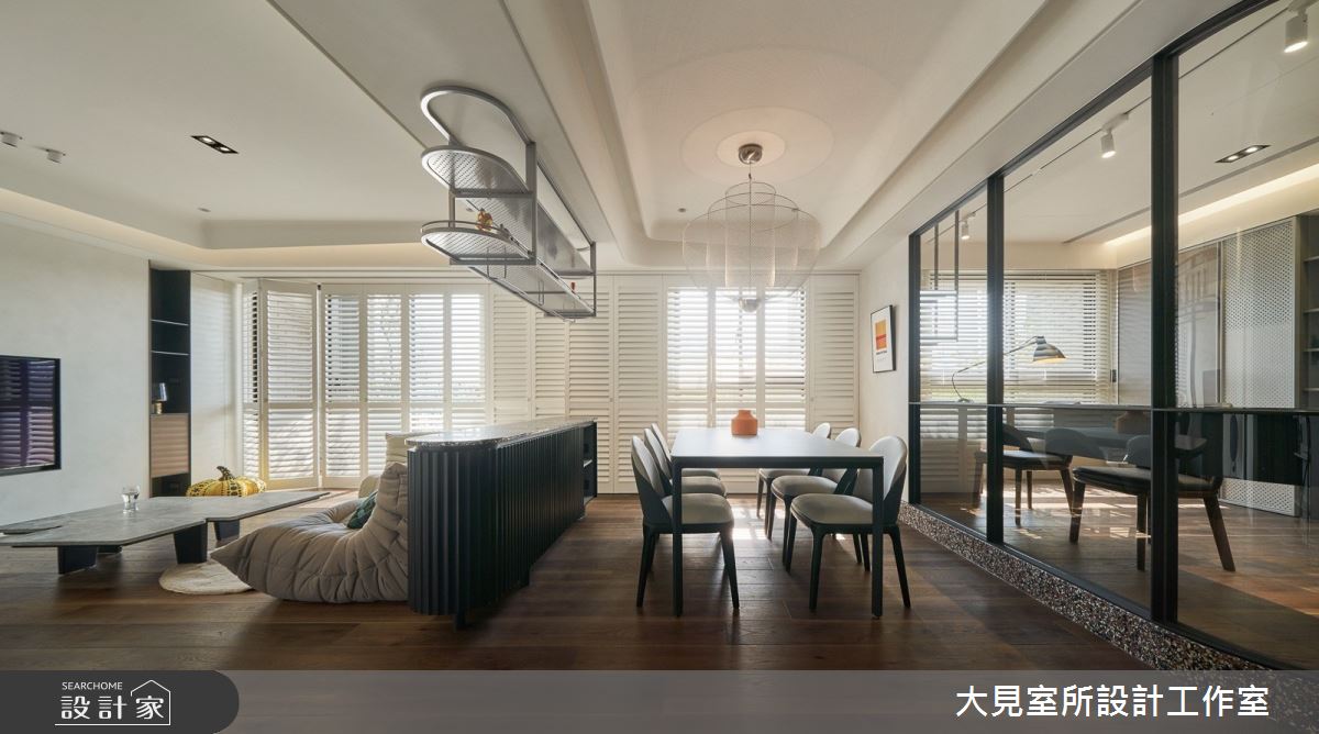 面對客、餐廳大樑,設計師因應樑的位置,訂製中島區,滿足屋主夫妻的品酌、收納需求。 面對客、餐廳大樑,設計師因應樑的位置,訂製中島區,滿足屋主夫妻的品酌、收納需求。