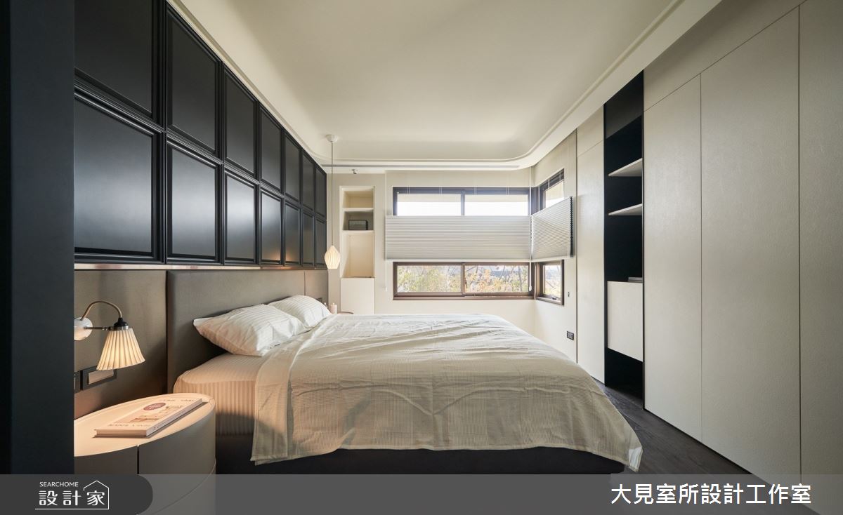 主臥床頭背牆以黑色古典線板烤漆,結合裱布、鍍鈦板,營造視覺焦點。 主臥床頭背牆以黑色古典線板烤漆,結合裱布、鍍鈦板,營造視覺焦點。