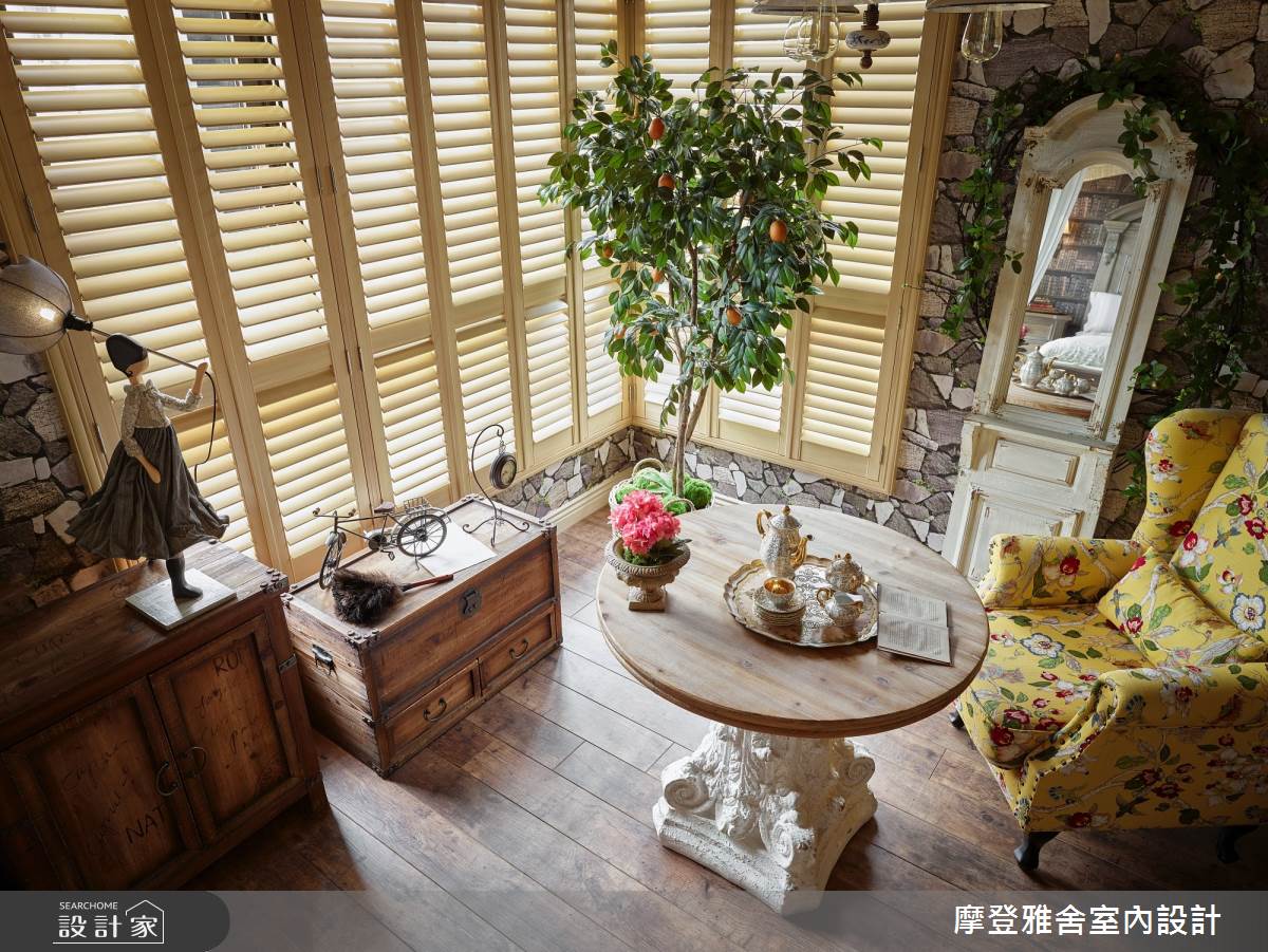 30坪的新成屋,設計師利用手繪牆面、進口花磚、壁紙、