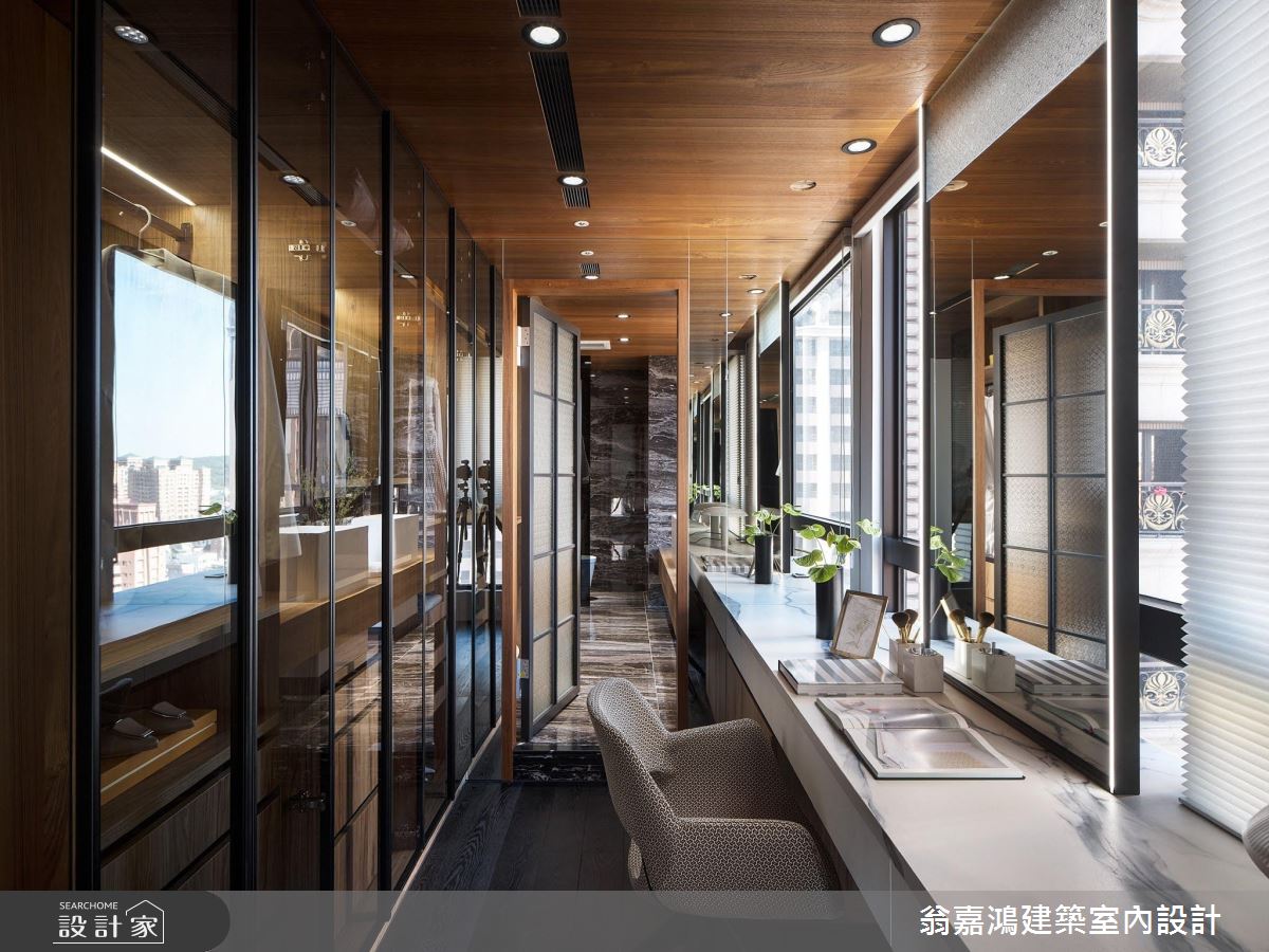 睡眠區後方更善用廊道,規劃完整衣帽空間;衣櫃則配置玻璃門片,增加視覺穿透性。 睡眠區後方更善用廊道,規劃完整衣帽空間;衣櫃則配置玻璃門片,增加視覺穿透性。