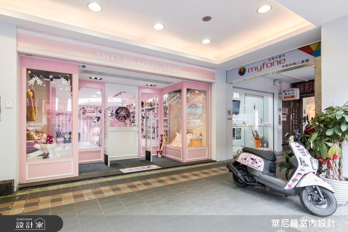 52坪的日系精品專賣店,前身為中古屋,設計師將部分裝