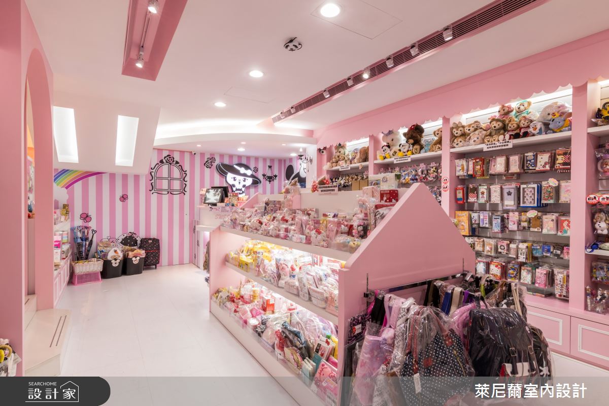 52坪的日系精品專賣店,前身為中古屋,設計師將部分裝