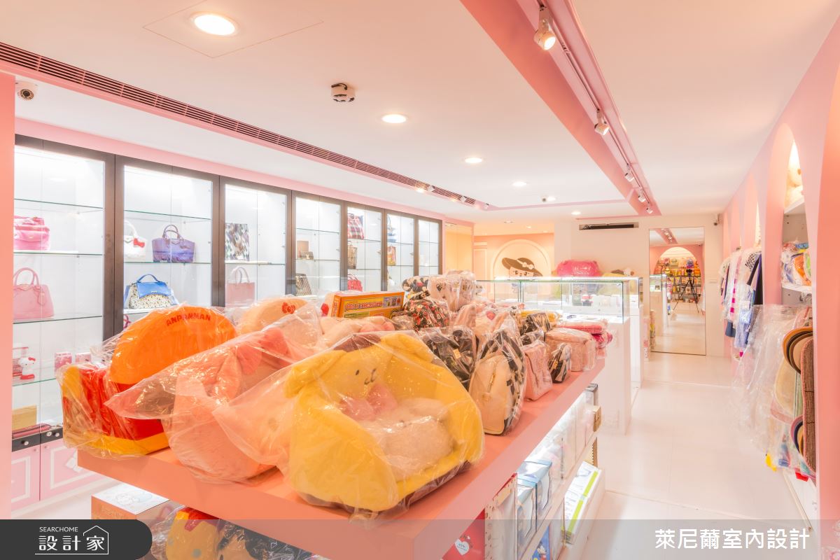52坪的日系精品專賣店,前身為中古屋,設計師將部分裝