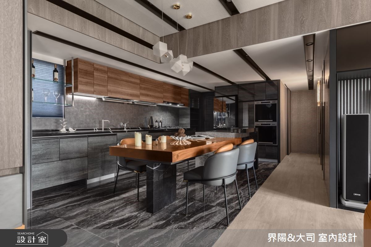 雖然室內坪數僅有 27 坪,一進門卻擁有豪宅的大器氣場