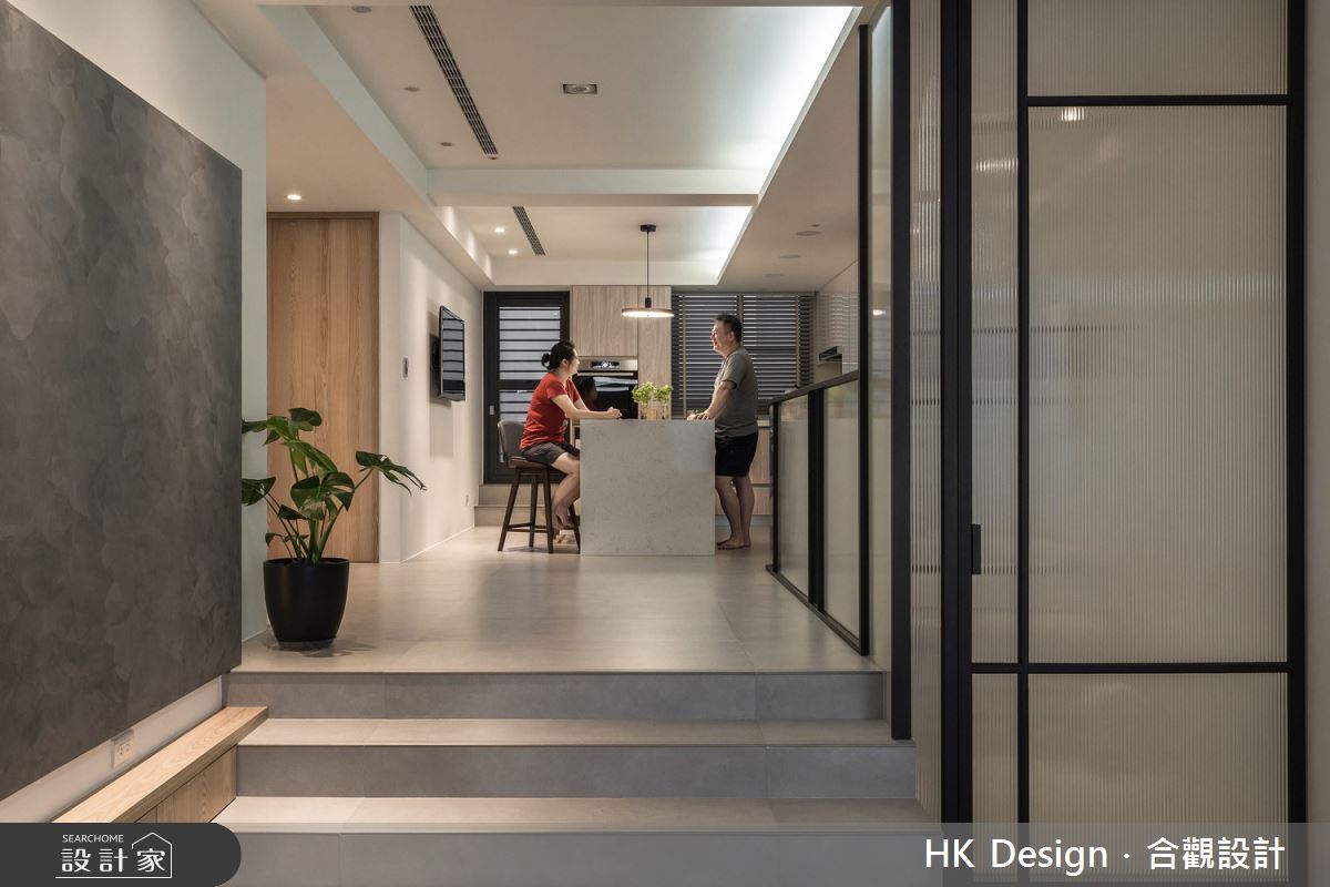 50坪的老屋,設計師運用不同材質特性展現灰色的層次,
