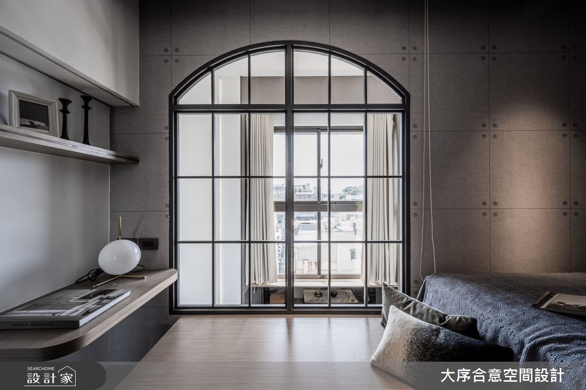 60坪現代風樓中樓,男屋主平時行動不方便,有使用輔具