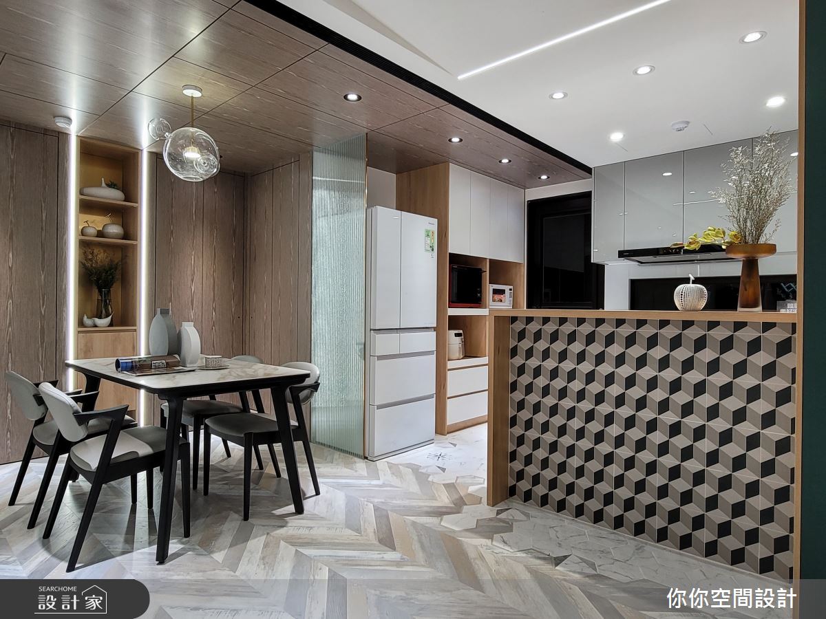 三房兩廳的25坪中古屋,設計師利用各種木紋展現溫馨感