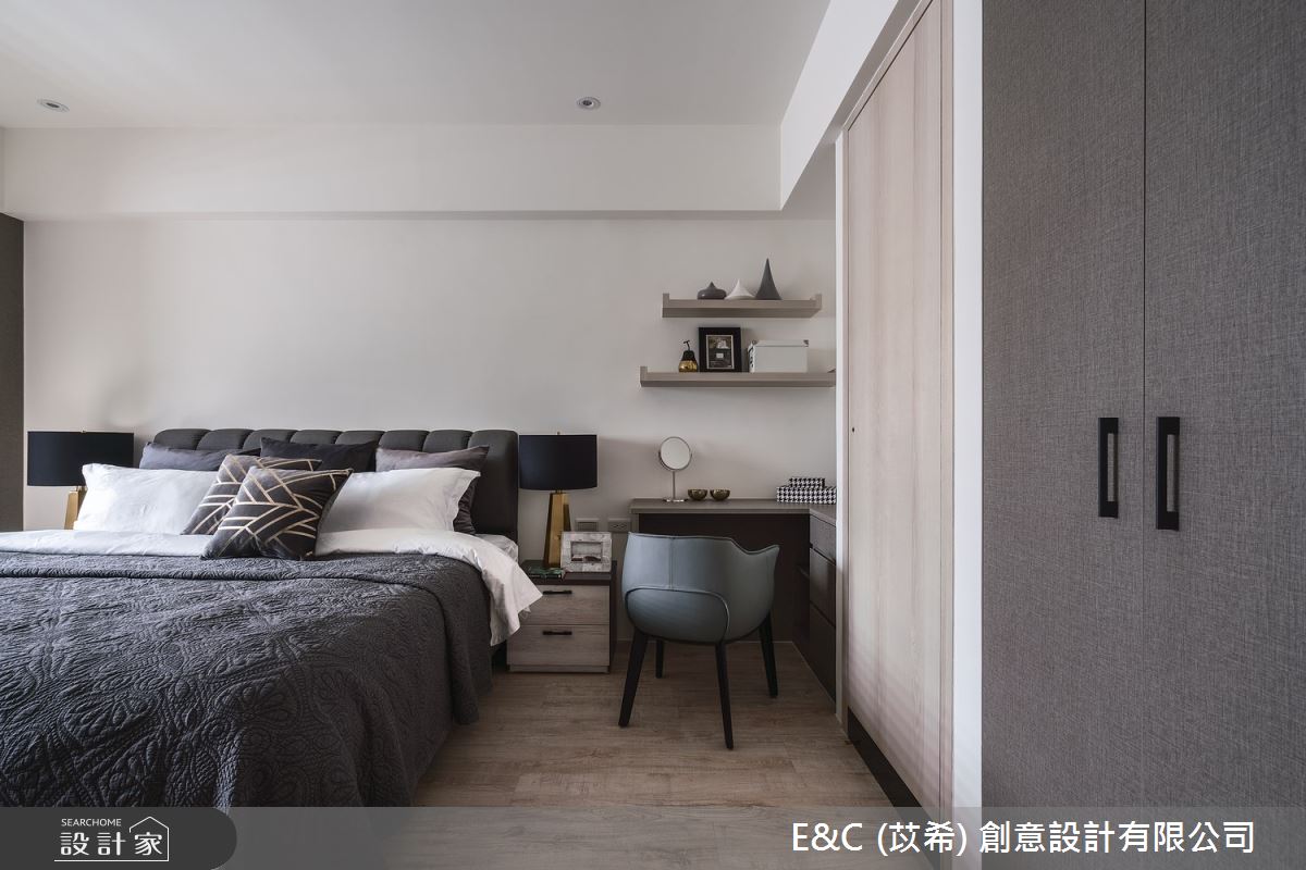 三房兩廳的34坪老屋,設計師運用木皮、灰色、玻璃、進
