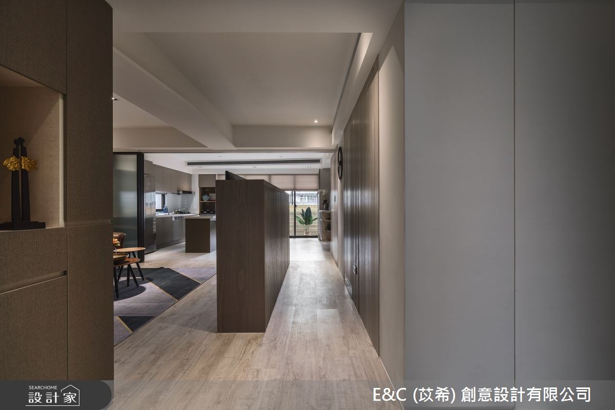 三房兩廳的34坪老屋,設計師運用木皮、灰色、玻璃、進