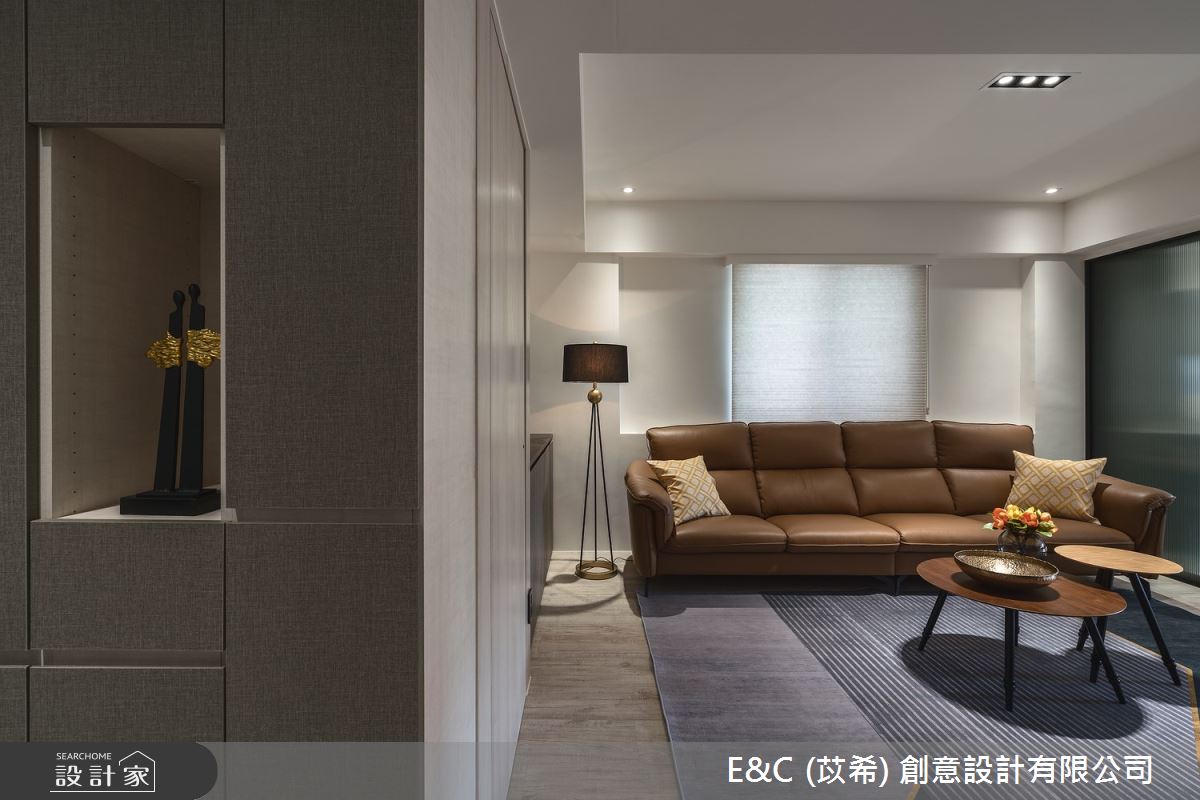 三房兩廳的34坪老屋,設計師運用木皮、灰色、玻璃、進