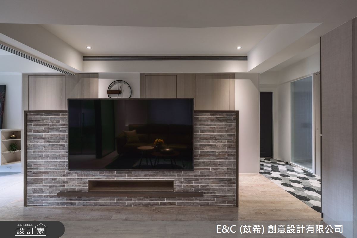 三房兩廳的34坪老屋,設計師運用木皮、灰色、玻璃、進