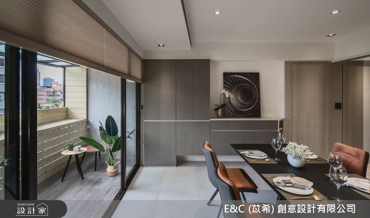 三房兩廳的34坪老屋,設計師運用木皮、灰色、玻璃、進