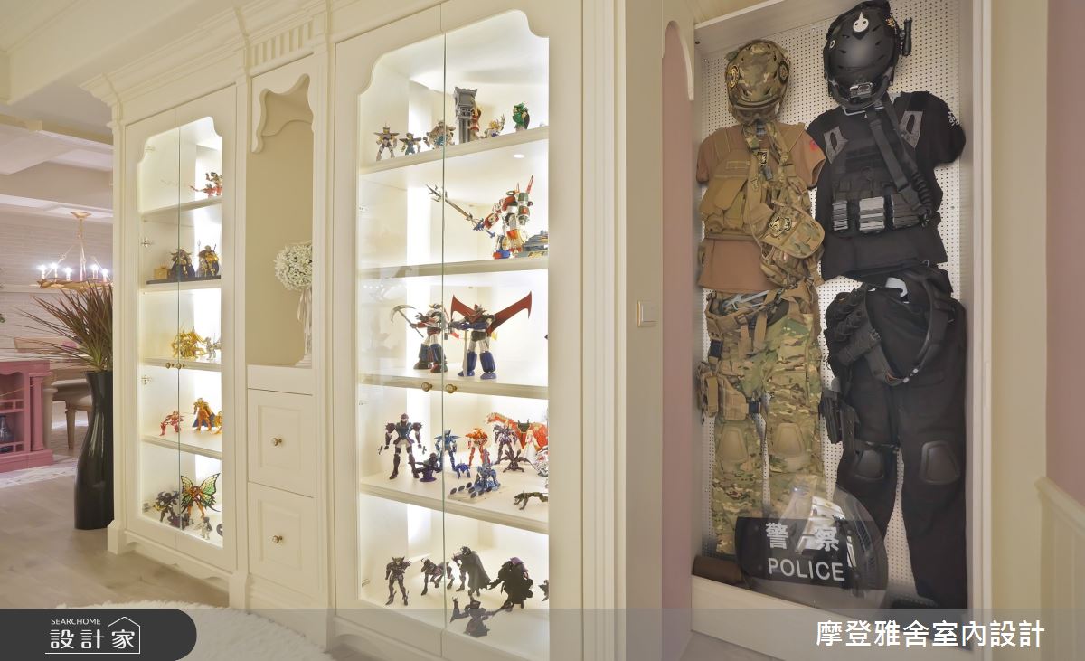 男主人的生存遊戲槍枝與服裝配備,皆巧妙鑲嵌於 100 公分深的訂製櫃體中。 男主人的生存遊戲槍枝與服裝配備,皆巧妙鑲嵌於 100 公分深的訂製櫃體中。