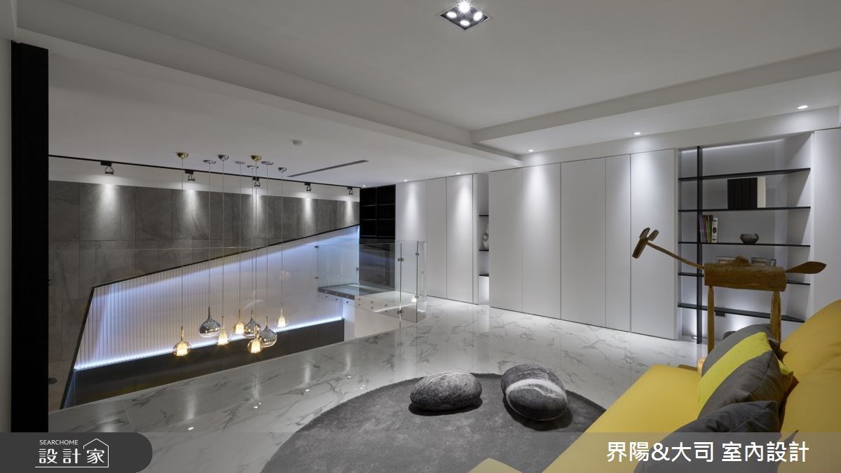 面對擁有寬敞私人庭院以及挑高六米的建物優勢,設計師
