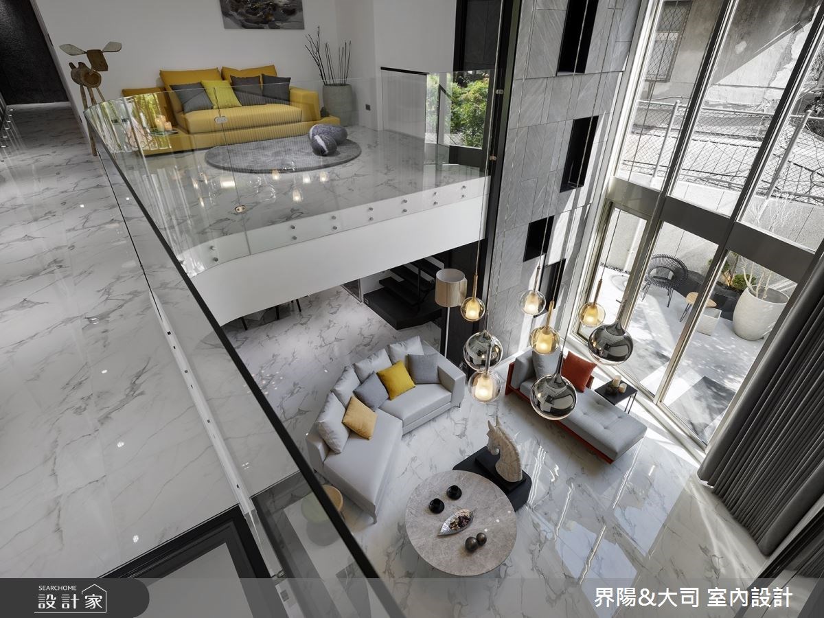 面對擁有寬敞私人庭院以及挑高六米的建物優勢,設計師