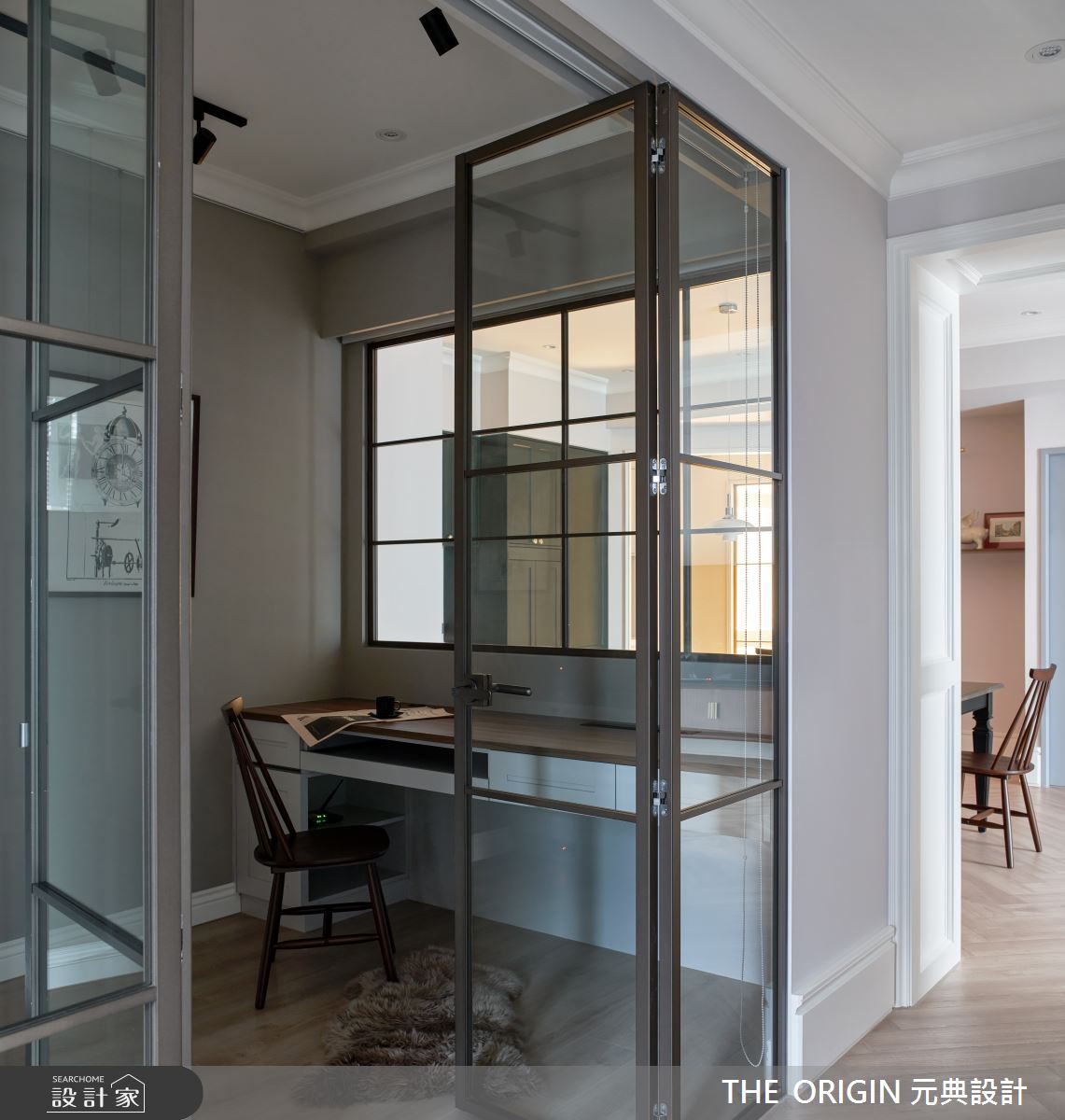三房兩廳32坪的新成屋,設計師摒棄繁複的修飾,但仍保
