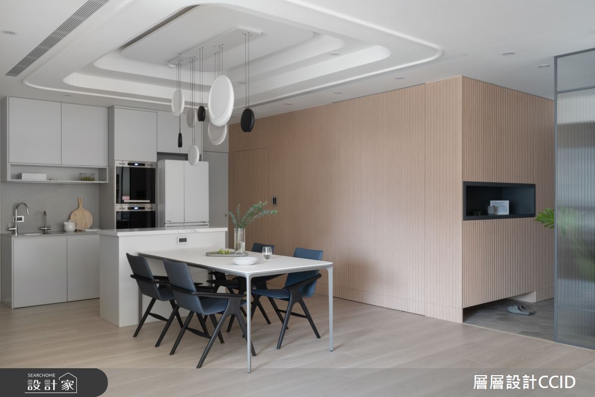 75 坪大坪數住宅為老屋翻新案例,清新的白色與木質搭