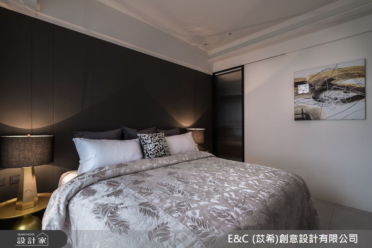 坪數不大的 22 坪住宅,由灰、黑色建材為主軸,打造出