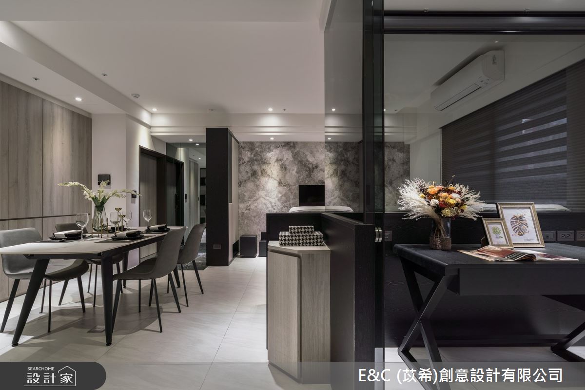 坪數不大的 22 坪住宅,由灰、黑色建材為主軸,打造出