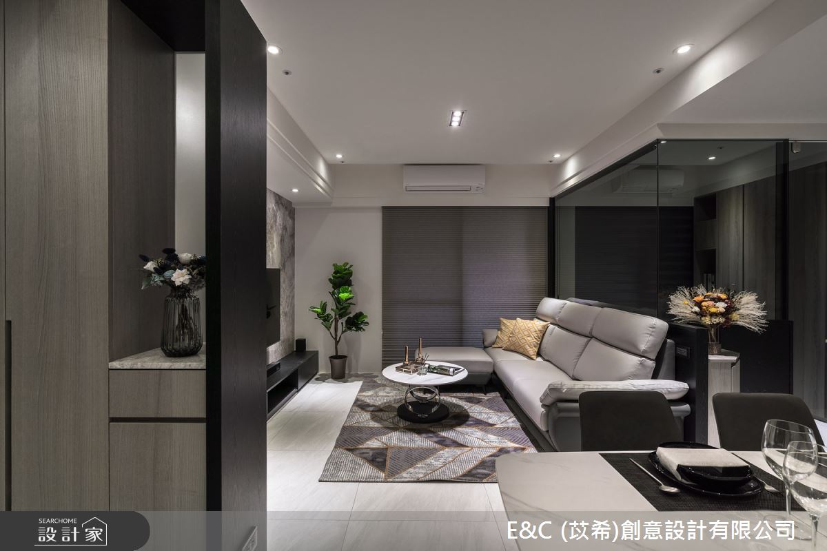 坪數不大的 22 坪住宅,由灰、黑色建材為主軸,打造出