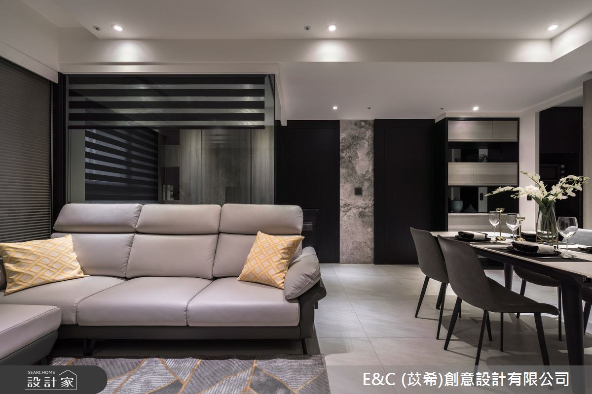 坪數不大的 22 坪住宅,由灰、黑色建材為主軸,打造出