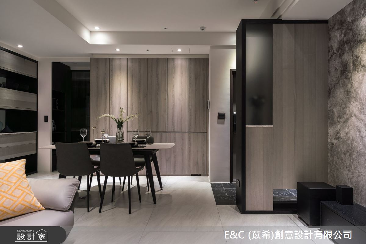 坪數不大的 22 坪住宅,由灰、黑色建材為主軸,打造出