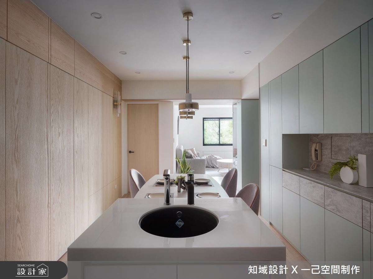 餐區選用莫蘭迪綠搭配大理石紋板材,並加入原色木紋營造舒適清爽的氛圍。 餐區選用莫蘭迪綠搭配大理石紋板材,並加入原色木紋營造舒適清爽的氛圍。