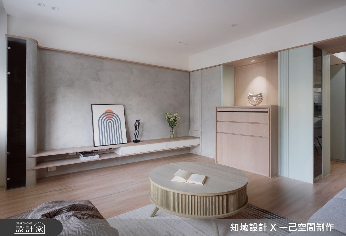 電視牆左邊整合機櫃,透過材料延續營造一體成型的視覺感受。 電視牆左邊整合機櫃,透過材料延續營造一體成型的視覺感受。